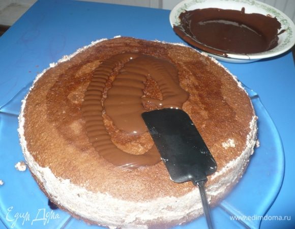 Торт застыл, снимаем кольцо. Растапливаем 200 гр. шоколада в микроволновке на мощности 450. Обмазываем торт глазурью.