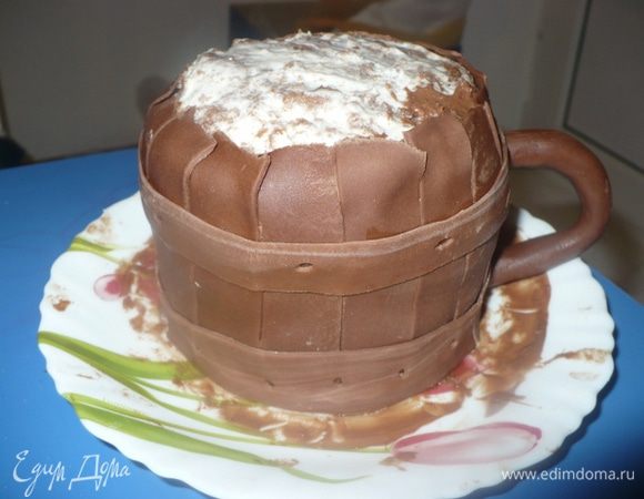 Вырезаем из мастики полоски и делаем такую кружку. Ручку крепим на зубочистки. 