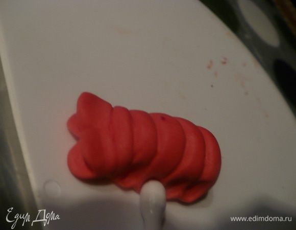 Туловище: делаем борозды и расплющиваем хвост. Сбоку палочкой делаем углубления и доделываем хвост.