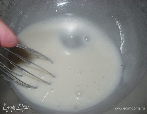 Ставим на водяную баню и взбиваем пока растворится сахар. Это займет около 5 минут, проверяем пальцами нет ли крупинок сахара и сразу ставим взбивать на большой скорости миксером. 