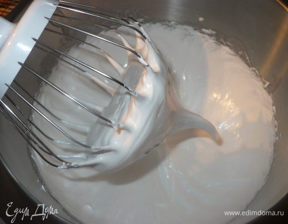 Крем готов. Получается плотным и сахар полностью растворился.