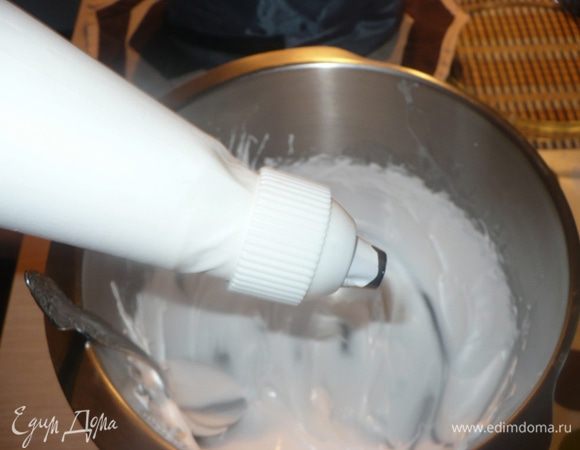 Выкладываем крем в мешочек и делаем пену на кружке.