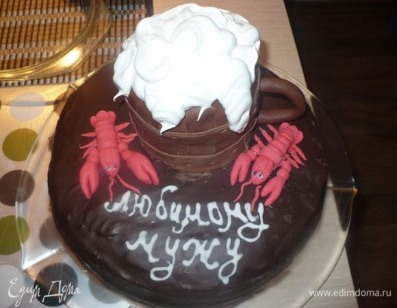 Собираем торт: ставим кружку, делаем пену, выкладываем раков.