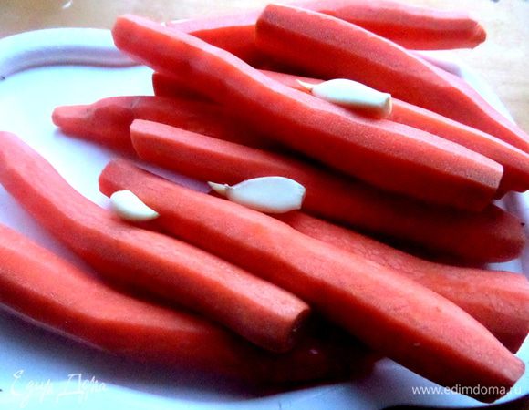 Королеву салата - морковку моем,чистим. Чеснок тоже чистим, измельчаем.