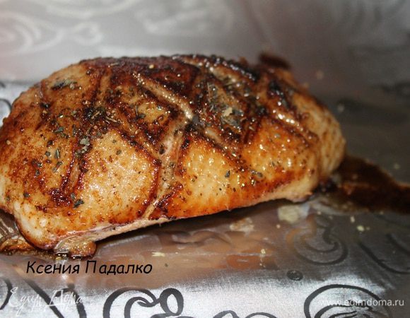На коже грудке сделать не глубокие надрезы, посолить и поперчить. Обжарить на сильном огне в масле, с двух сторон до золотистого цвета. Полить грудку 1 ст.л. бальзамического уксуса.