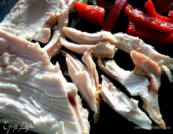 На этом я не остановилась... Взяла курочку-гриль и разделила на волокна.