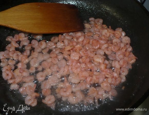 Чеснок убираем, обжариваем в этом масле креветки несколько минут.