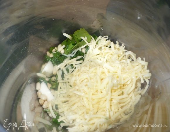 Делаем соус песто: базилик (можно еще укроп добавить, это уже по желанию), чеснок дольки 4, немного кедровых орехов, сыр натертый (нужно использовать пармезан, но можно заменить на любой твердых сортов) и оливковое масло.