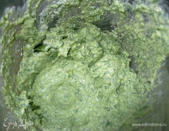 Перетираем блендером, соус песто готов.