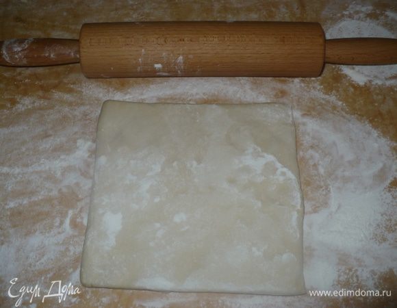 Берем пласт теста.