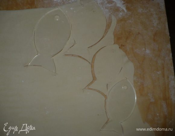 Раскатываем не очень тонко до 5 мм. и начинаем вырезать рыбок. У меня вот такой трафарет. 