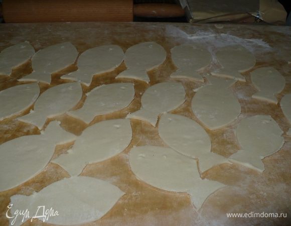 Вот рыбки вырезаны, перекладываем их форму для выпечки.