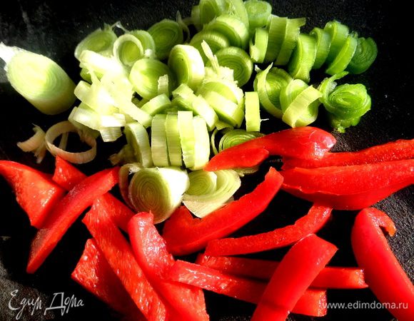 Порей разрезала на кольца, перец - соломкой.