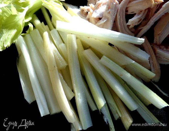 Сельдерей нарезать тоже соломкой.