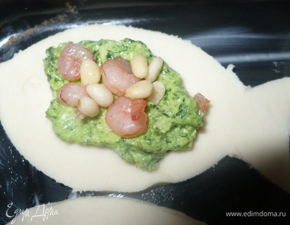 Выкладываем начинку: соус песто, 3-4 креветки и 3-4 кедровых орешка.