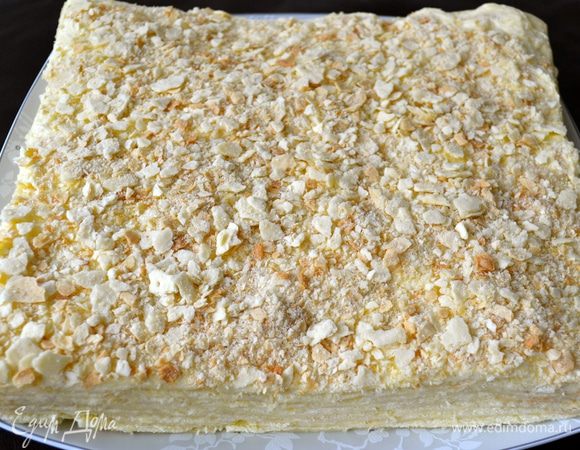 Посыпать крошкой торт и убрать в холодильник на ночь.