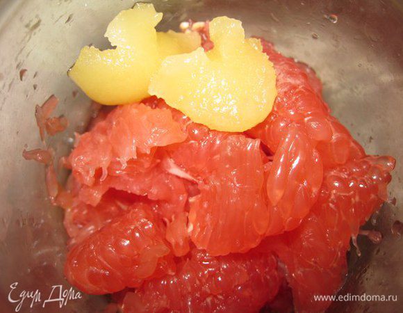 Ложечкой вынимаем мякоть.  Добавляем мед. Меда можно больше или меньше чем 1 столовая ложка.