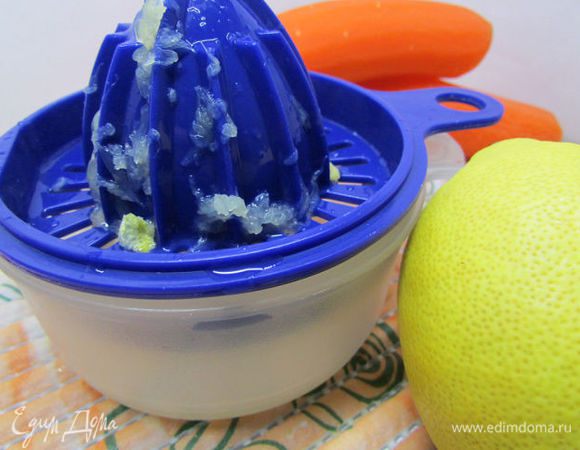 Выжать лимонный сок.