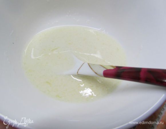 В 2,5 ст. л. лимонного сока развести крахмал.