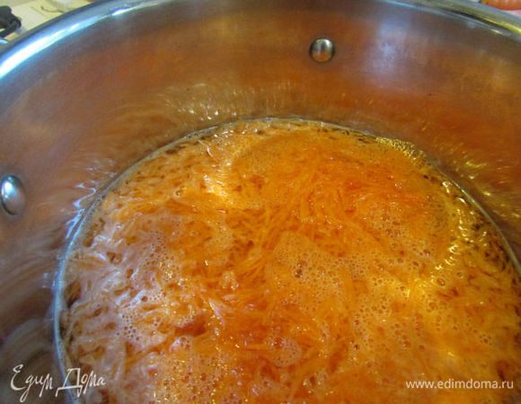 В небольшую кастрюлю налить воду и дать ей закипеть. Как только вода закипит - положить натертую морковь. Дать закипеть, накрыть крышкой и убавить огонь. Кипятить 5 минут.