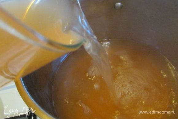 Морковный отвар перелить в кастрюлю, добавить сахар и дать вновь закипеть. Тонкой струйкой добавить лимонный сок с разведённым в нём картофельным крахмалом, непрерывно помешивая. Прогреть кисель около минуты на медленном огне, не давая закипеть.