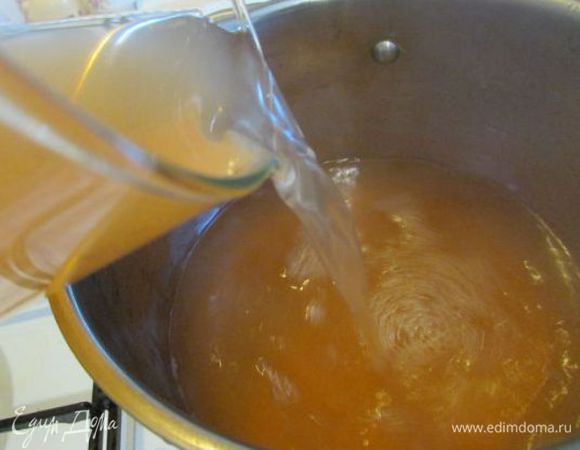 Морковный отвар перелить в кастрюлю, добавить сахар и дать вновь закипеть. Тонкой струйкой добавить лимонный сок с разведённым в нём картофельным крахмалом, непрерывно помешивая.  Прогреть кисель около минуты на медленном огне, не давая закипеть.