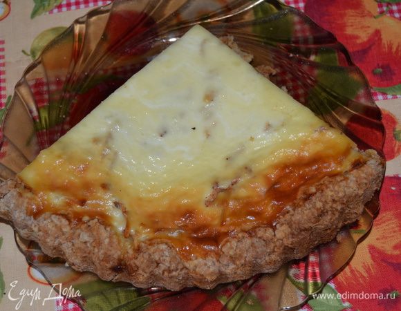 Вынимаю форму с тестом из холодильника. Выкладываю в нее яблоки с тыквой. Присыпаю чуть корицей. И сверху заливаю заливкой. 