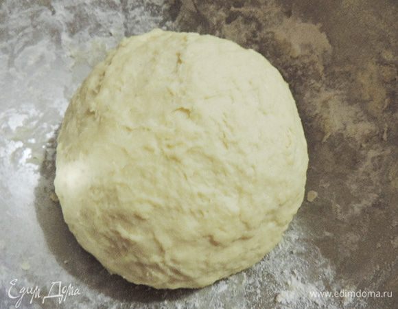 Первым делом приготовим тесто. Самое обычное тесто для пельменей, только я благодаря Интернету начала добавлять в него растительное масло для эластичности и послушности.
Итак, яйцо слегка взбить вилкой с солью(чайная ложка без верха), размешать с молоком и водой, всыпать половину муки и добавить растительное масло. Перемешать до однородности. Понемногу добавить остальную муку. Тесто получается послушным, не липнет к рукам. Собираем его в шар, заворачиваем в пищевую пленку и оставляем на полчаса. 