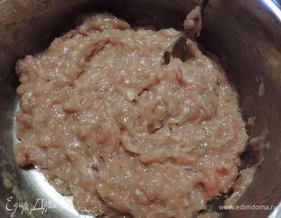 Пропускаем мясо вместе с луком через мясорубку.Если фарш у вас готовый луковицу измельчите блендером или натрите на мелкой терке. Фарш солим по вкусу и добавляем любимые приправы. У меня готовая сухая смесь "Итальянские травы".