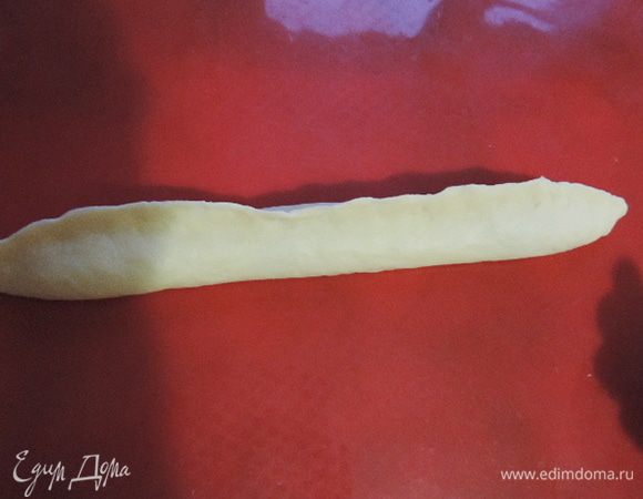 Защипываем вдоль большей стороны. Получаем длинную и тонкую "колбаску".