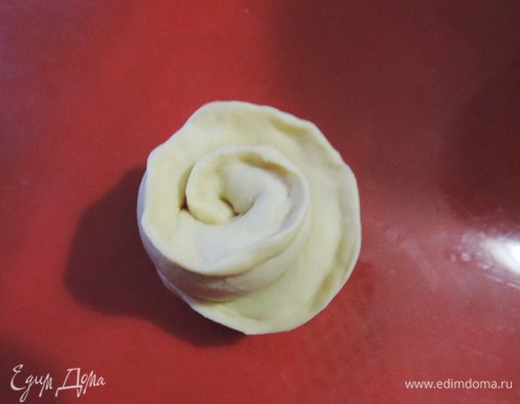 Теперь сворачиваем нашу заготовку "улиткой". Слов не хватает - смотрите на фото)))