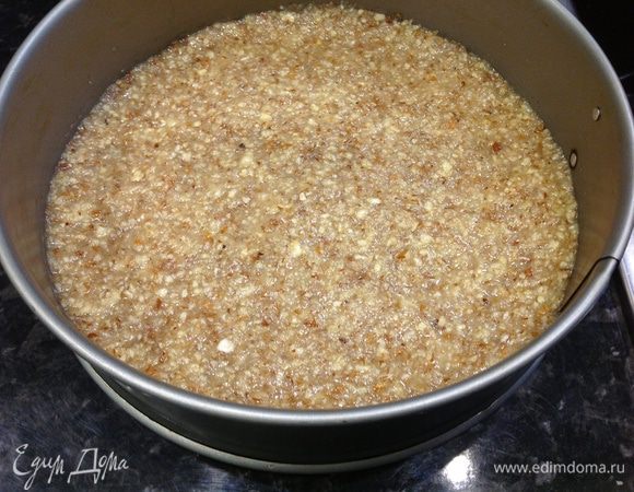 Итак, для миндального коржа смешиваем венчиком все компоненты, получается густая блестящая масса. Выстилаем разъемную форму ( у меня d=22 см) бумагой для выпечки и отправляем в разогретую до 180С духовку на 20-25 минут до золотистого цвета. Охлаждаем.