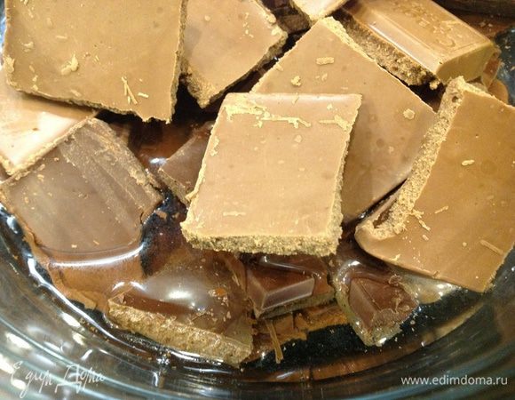 Растапливаем темный и молочный шоколад в 125 мл воды.Остужаем. На сковороде (без масла!!!) обжариваем ореховую смесь и измельчаем в крошку. Растираем сливочное масло венчиком, постепенно добавляем растопленный шоколад, коньяк ( ром), орехи. Взбиваем сливки до устойчивых пиков и отправляем к шоколадной массе. Хорошенько перемешиваем венчиком. Переливаем крем в форму на корж и ставим в холодильник на пару часов.