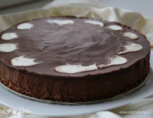 Для глазури:
Ставим на водяную баню наши ингредиенты, получается жидкая глянцевая глазурь, легко растекается по поверхности торта. Делаем на глазури большие капли сливок и рисуем завитки при помощи тонкой спицы или зубочистки, в общем фантазируйте!!)))
Охлаждаем торт до полного застывания глазури, отделяем аккуратно острым ножом от боковой поверхности формы и перекладываем шедевр на блюдо.
Все к столу!!!