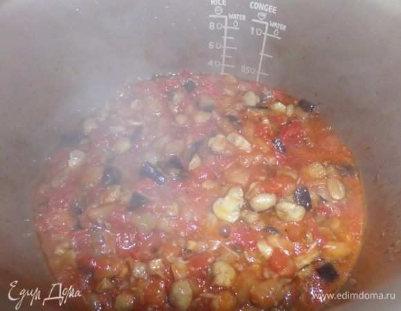 Овощи (грибы, баклажан ) почистить,промыть,обсушить и мелко порезать. Затем поочередно обжарить на масле в течении 15 мин. Томаты также порезать кусочками. Соединить овощи и томатный сок от помидоров, перемешать, добавить специи и тушить еще минут 10.