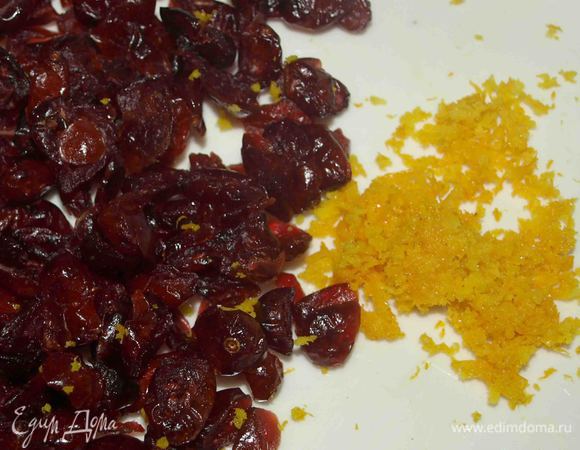 С одного апельсина снимаем цедру. 