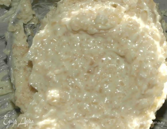 Масло взбиваем с сахаром до белой, пышной массы. 