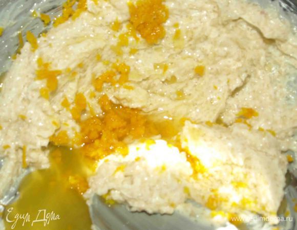 Добавляем цедру и 3 ст. ложки сока. Перемешиваем.