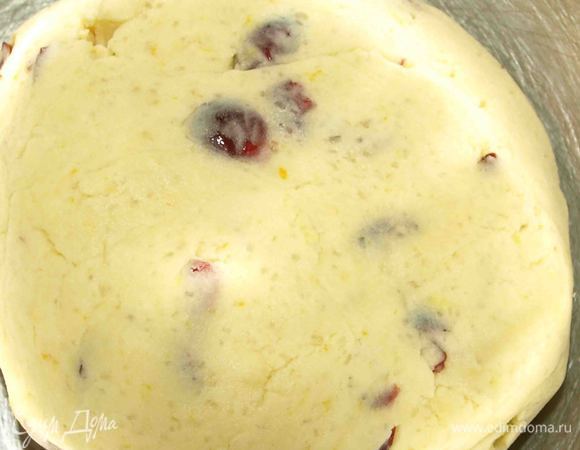 Добавляем муку с разрыхлителем и замешиваем тесто. Тесто должно получиться однородным, мягким, не липнуть к рукам и приятным в работе.