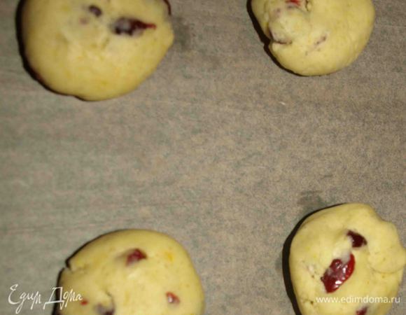 Формируем шарики (у меня каждый по 30 гр), слегка расплющиваем и выкладываем на противень на расстоянии друг от друга. 