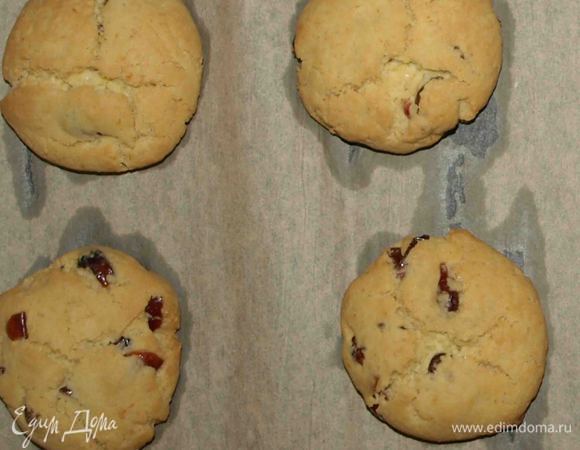 Отправляем в заранее разогретую духовку до 180 градусов на 15-20 минут. Пока печенье не станет светло-золотистого цвета. Готовое печенье достаем из духовки и даем остыть на противне  пару минут. Перекладываем с противня и даем полностью остыть.