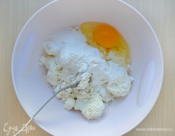 Готовим крем:
Творог пробить блендером или протереть через сито, добавить яйцо (1 шт.), сах. пудру, ванильный пудинг.