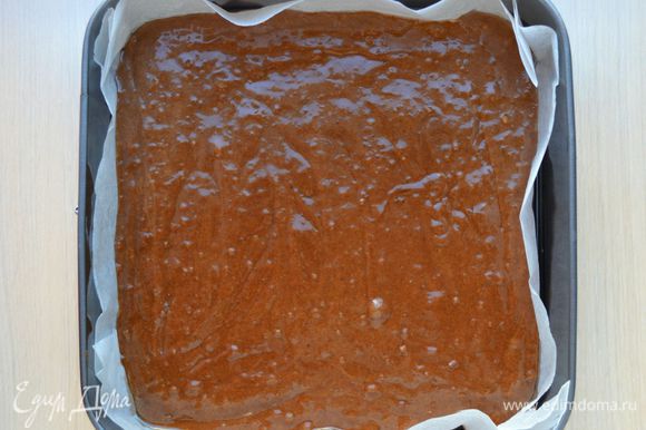 Квадратную форму 26 см х 26 см застелить пекарской бумагой, промазать растительным маслом, если бумага без пропитки. Выливаем в подготовленную форму шоколадное тесто.