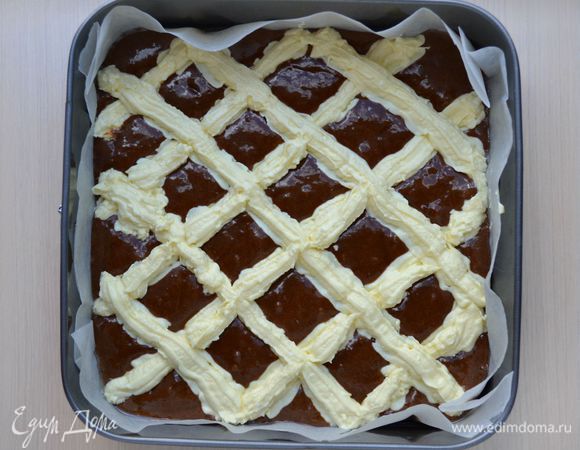 Кремом, поверх основного шоколадного теста, рисуем решётку или любой другой узор. Я рисовала при помощи кулинарного шприца.