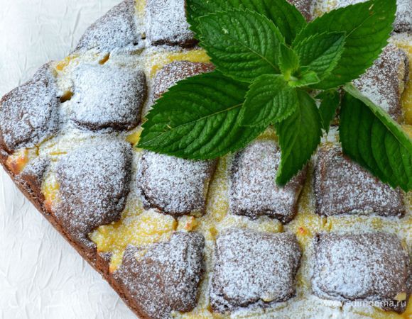 Ставим в заранее разогретую до 180 гр. духовку на 35 мин. Готовность шоколадного бисквита проверяем деревянной палочкой. Если она сухая, пирог готов.