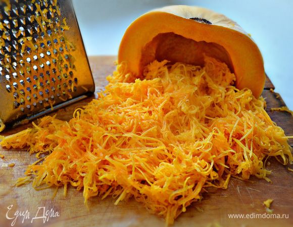 Очистите и натрите тыкву на мелкой тёрке.