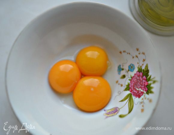 Отделите желтки от белков.