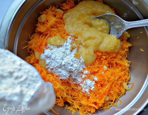 Желтки взбейте с сахаром, ванильным сахаром и добавьте тёртую тыкву.
Смешайте муку с разрыхлителем и добавьте в тыквенную массу.