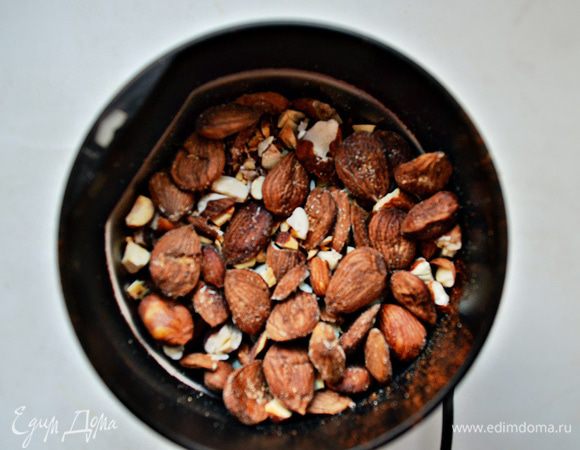 Миндаль измельчите в измельчителе или кофемолке (но не в муку, лучше, если останутся небольшие кусочки).