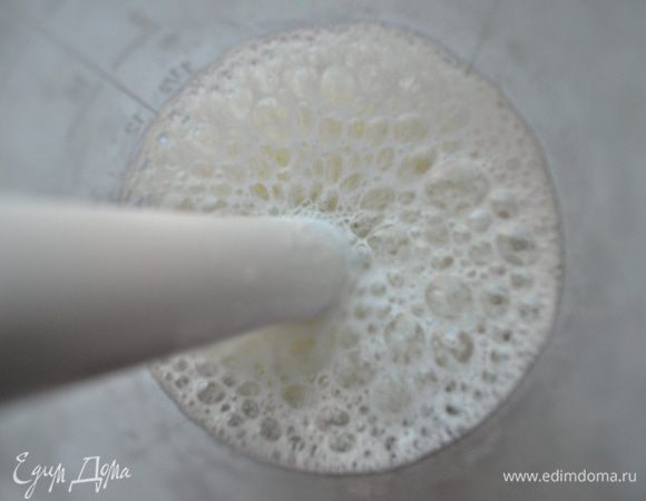 Взбейте белок с щепоткой соли в пену и аккуратно равномерно вмешайте в тесто.